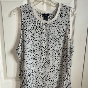 Vera Wang Black and off white Tank Top with Pattern